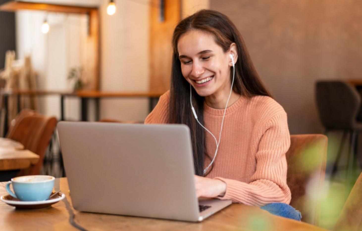 Teilnehmer beim interaktiven Finanzmanagement-Workshop mit digitalen Tools